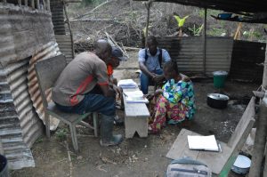 Entretien participatif avec les habitants de Doussala (Gabon), accompagné de traducteurs/interprètes. Les entretiens permettent de comprendre les connaissances des populations locales sur les réseaux de dispersions étudiés.